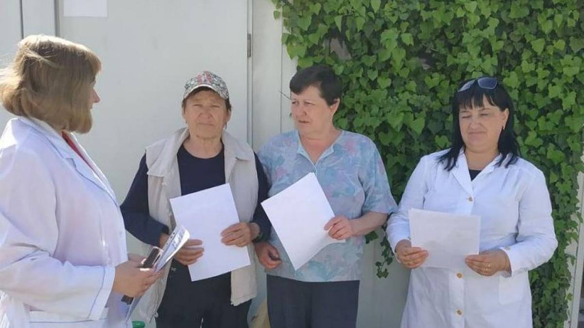 Запорізькі лікарі відвідали вимушених переселенців у модульному містечку