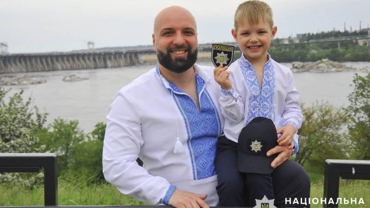 У Запоріжжі поліцейські вітають городян із Всесвітнім днем вишиванки