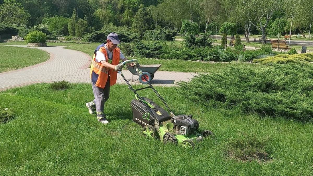 У Запоріжжі комунальники наводять лад у парках і скверах