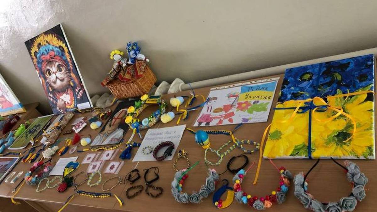 У Запоріжжі діти переселенців з Енергодару виготовили обереги для наших захисників