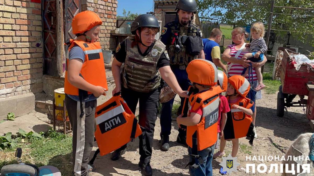Запорізькі поліцейські евакуювали із обстріляного рашистами села багатодітну родину