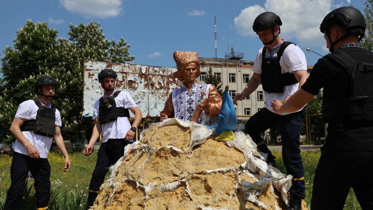 У Гуляйполі Нестора Махна вдягли у вишиванку (відео)