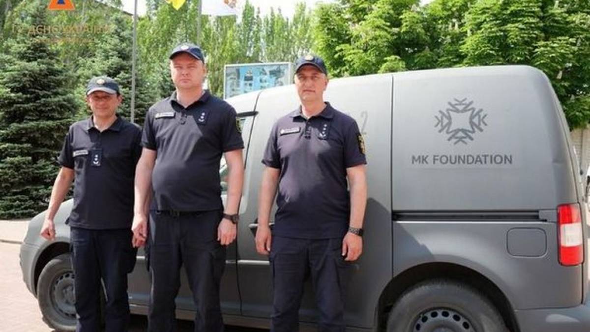 Запорізьким рятувальникам волонтери передали легковий автомобіль