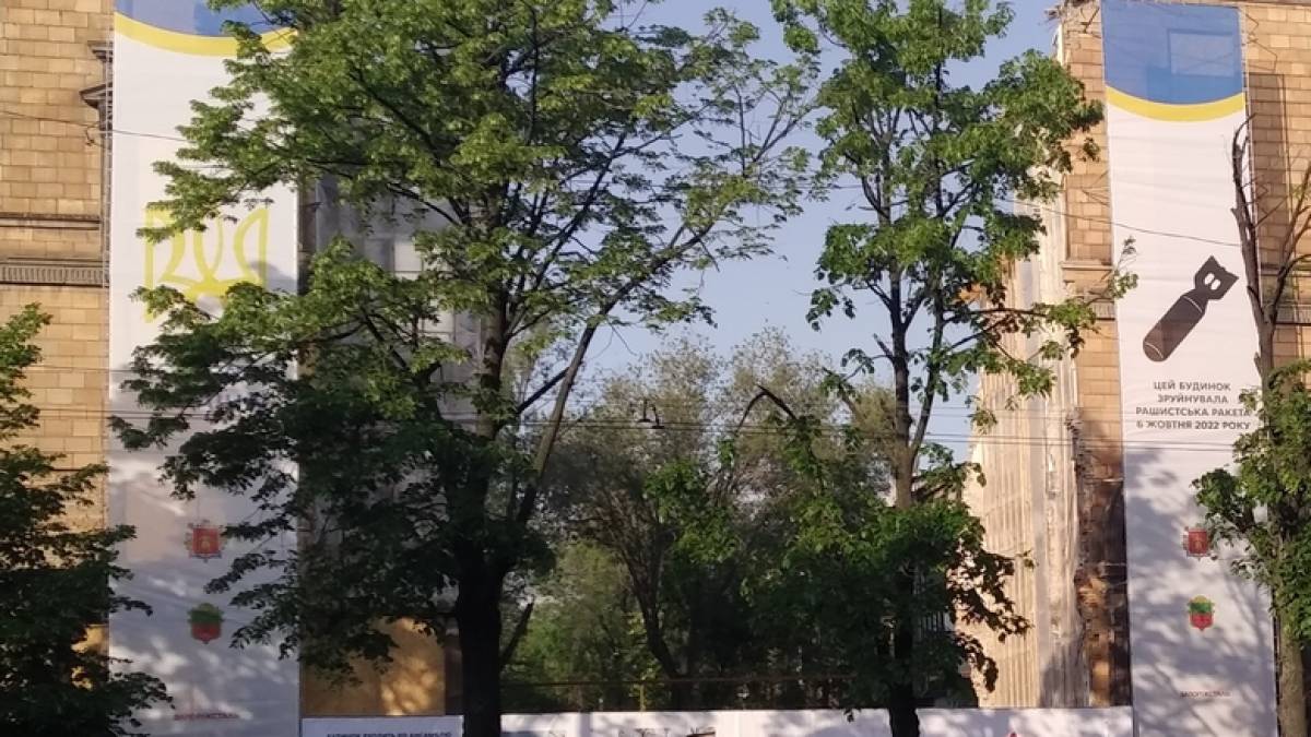 Як у Запоріжжі виглядає багатоповерхівка, пошкоджена минулої осені ракетою рашистів