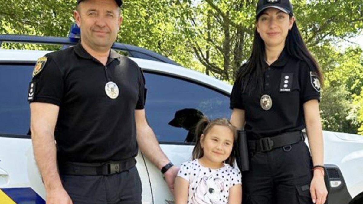 У Запоріжжі поліцейські відвідали 6-річну Аріну, яка постраждала від ворожого обстрілу