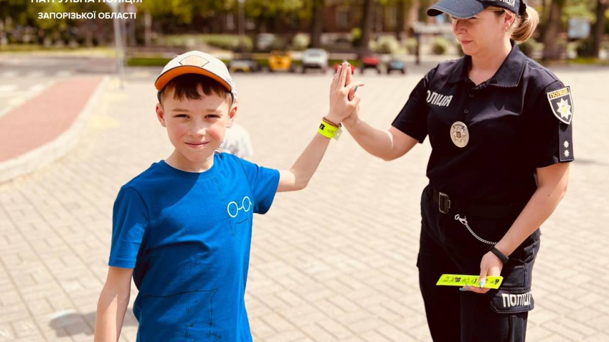 У Запоріжжі діти отримали флікери від поліції