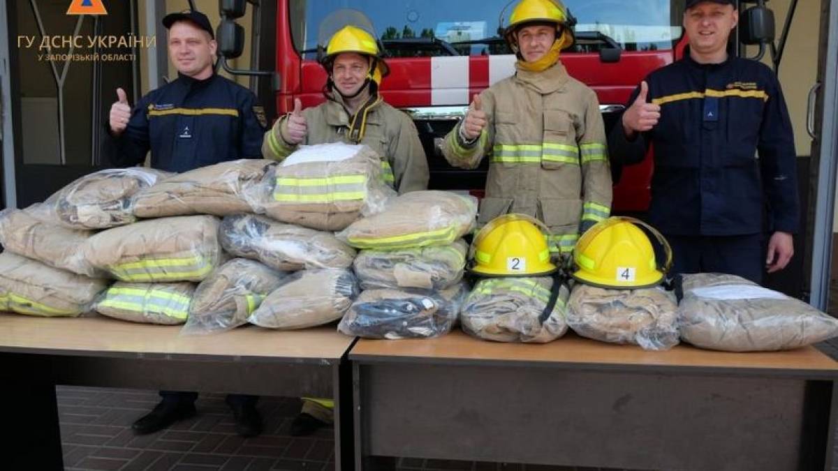 У Запоріжжі бійцям ДСНС представники пожежної служби Канади передали бойовий одяг
