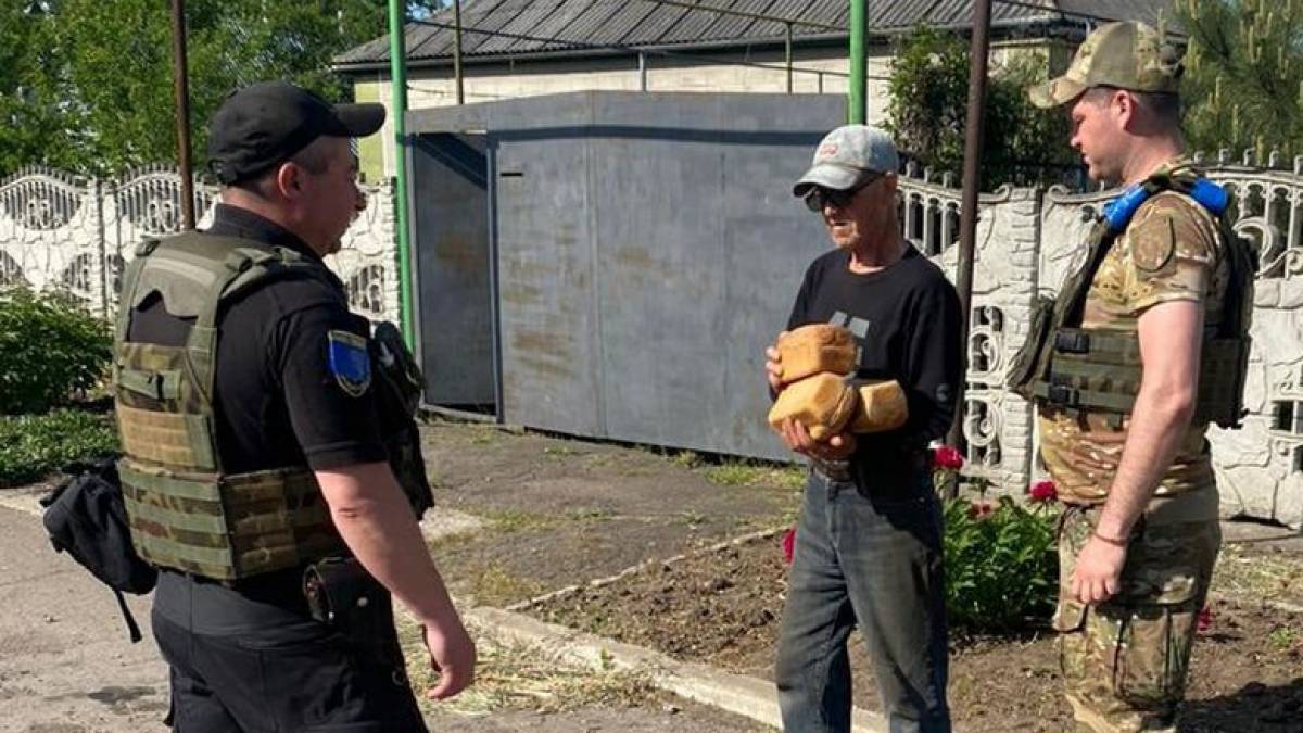 На Запоріжжі поліцейські доставили хліб мешканцям прифронтового Гуляйполя та навколишніх сіл