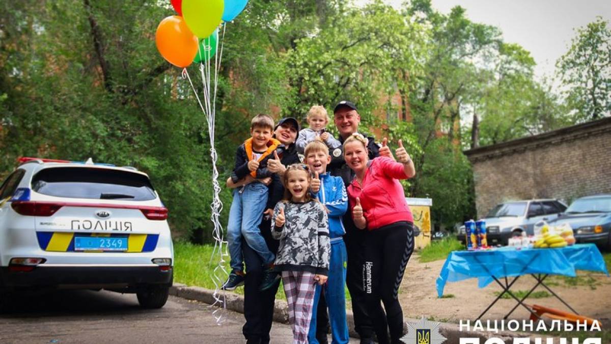 Запорізькі поліцейські влаштували свято у день народження 7-річного переселенця