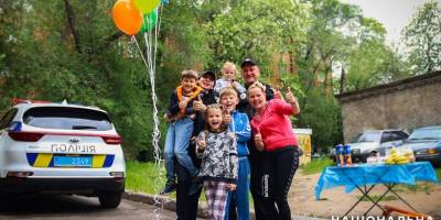 Запорізькі поліцейські влаштували свято у день народження 7-річного переселенця