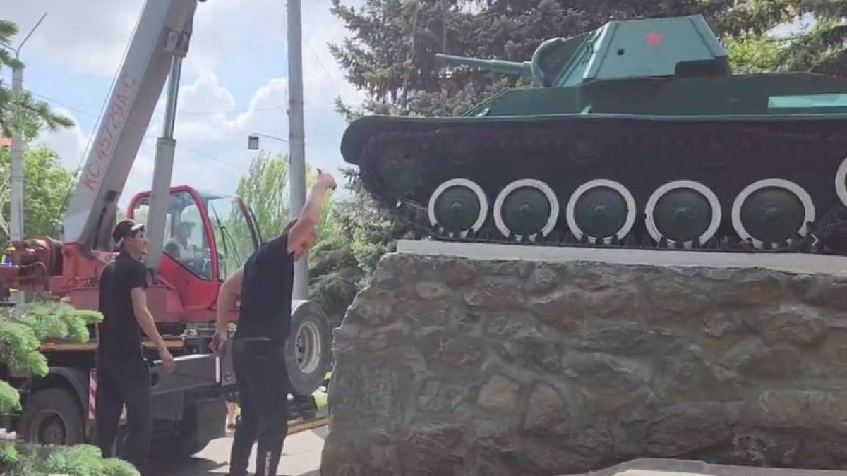 У Мелітополі окупанти зняли з постаменту танк-пам’ятник