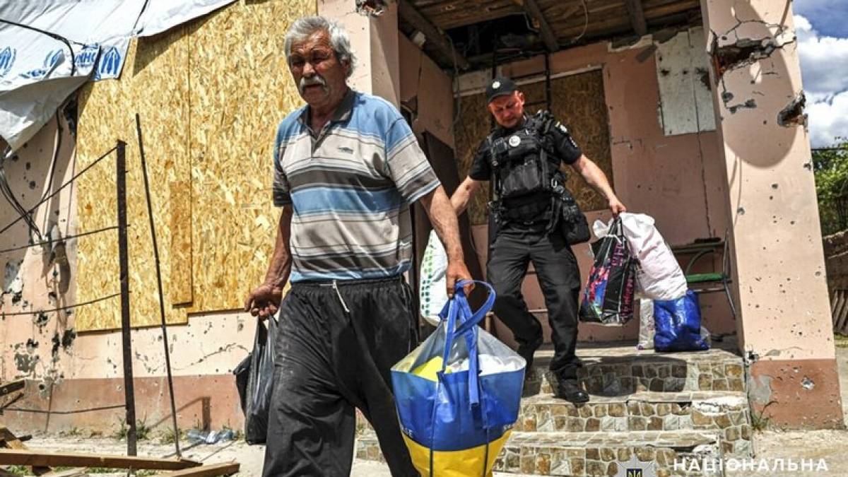 На Запоріжжі поліцейський офіцер громади допоміг подружжю евакуюватися після влучання снаряду в їхнє подвірʼя