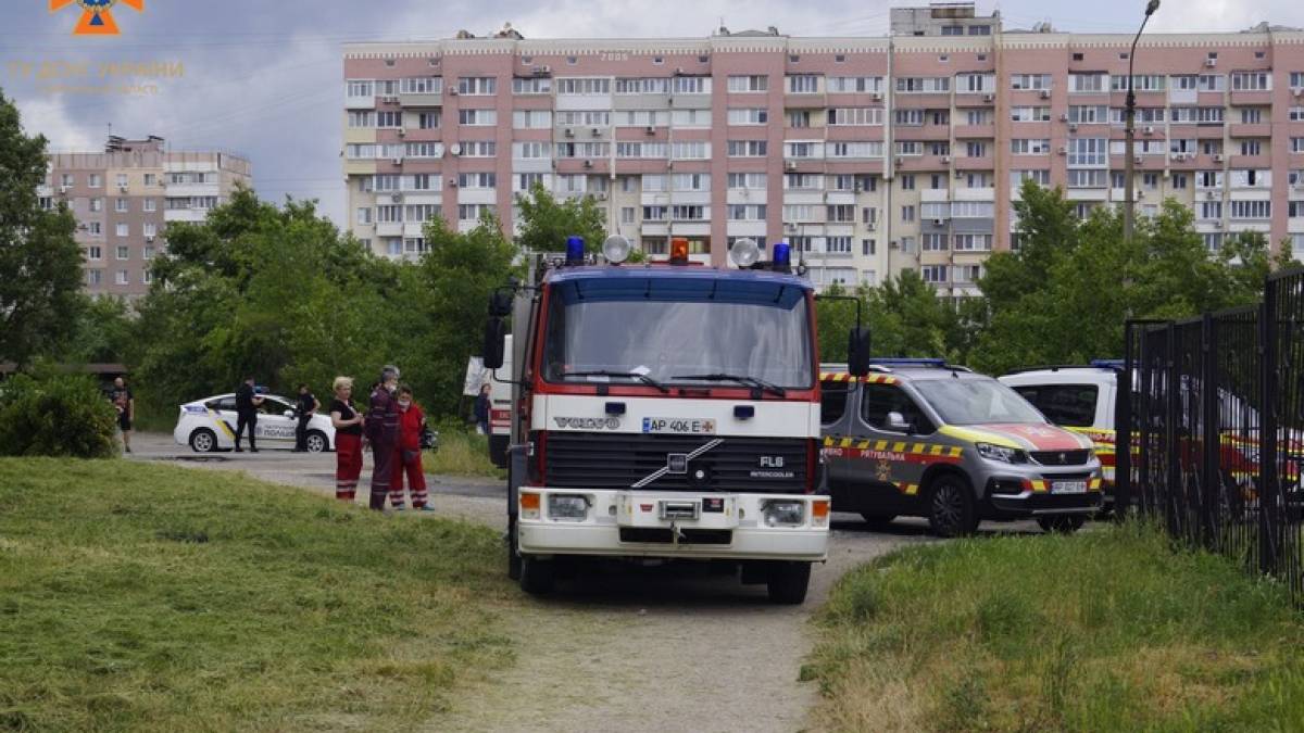 У Запоріжжі бійці ДСНС за допомогою автодрабини врятували дівчину, яка стояла на підвіконні будинку