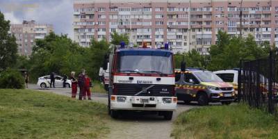 У Запоріжжі бійці ДСНС за допомогою автодрабини врятували дівчину, яка стояла на підвіконні будинку