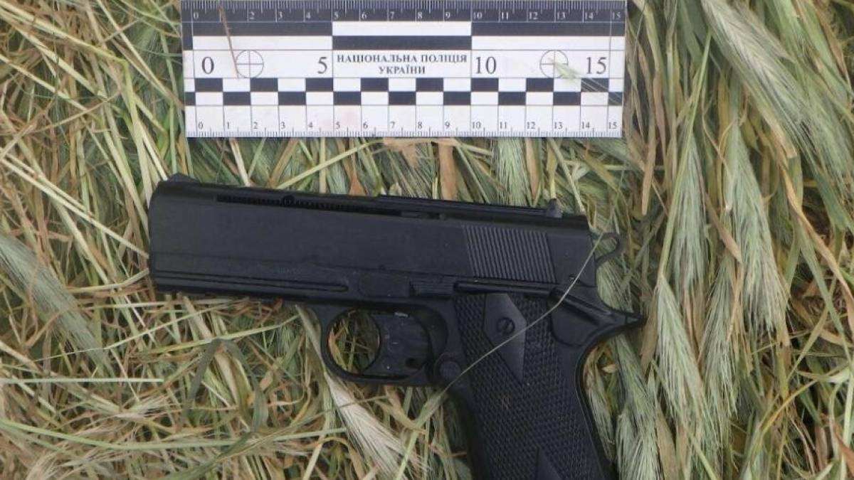 На Запоріжжі розбійник у балаклаві з пістолетом вдерся до хати пенсіонера: подробиці