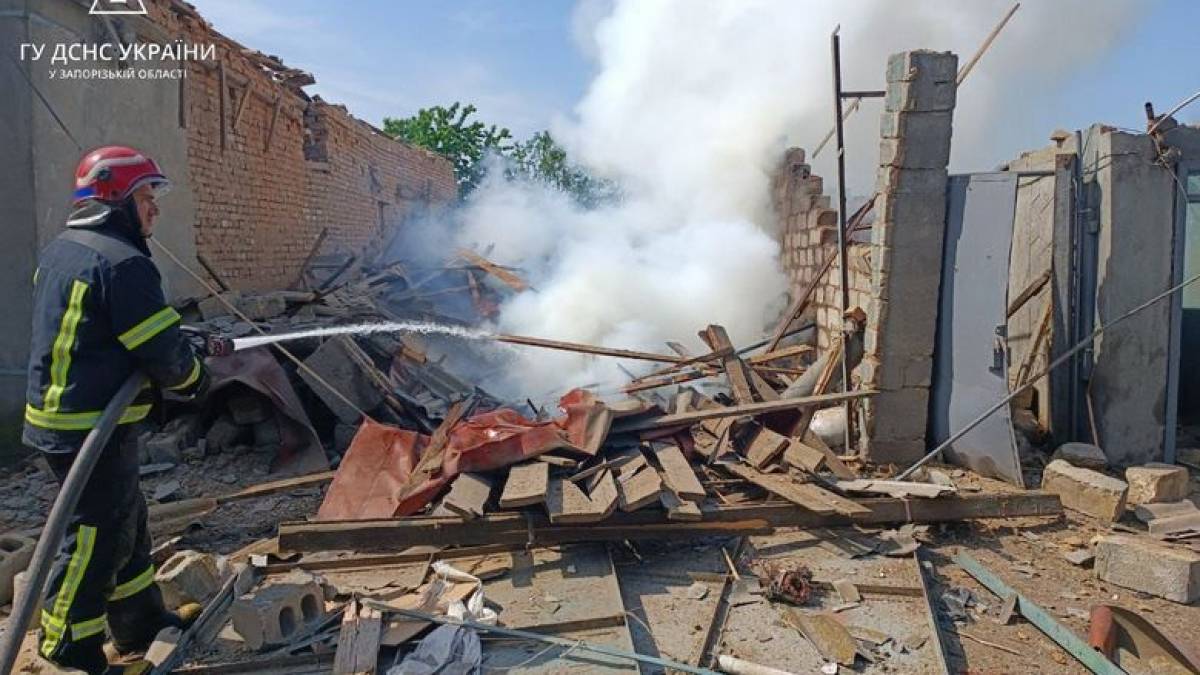 У Запорізькій області рятувальники ліквідували наслідки ворожого обстрілу