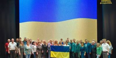 Запорізька філармонія отримала прапор з підписом Валерія Залужного