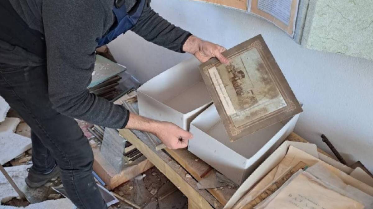 Волонтери перевезли до Запоріжжя експонати зі зруйнованного бомбами шкільного музею (фото, відео)