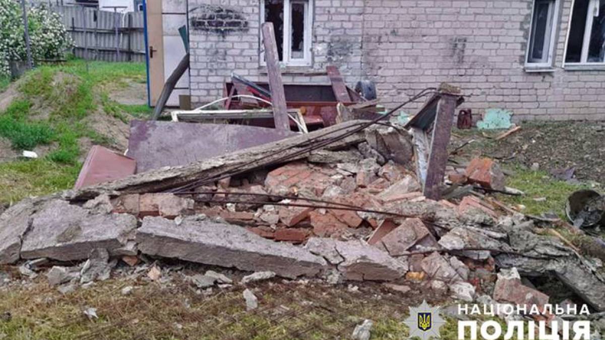 На Запоріжжі поліцейські задокументували наслідки збройних атак, від яких постраждали мирні жителі