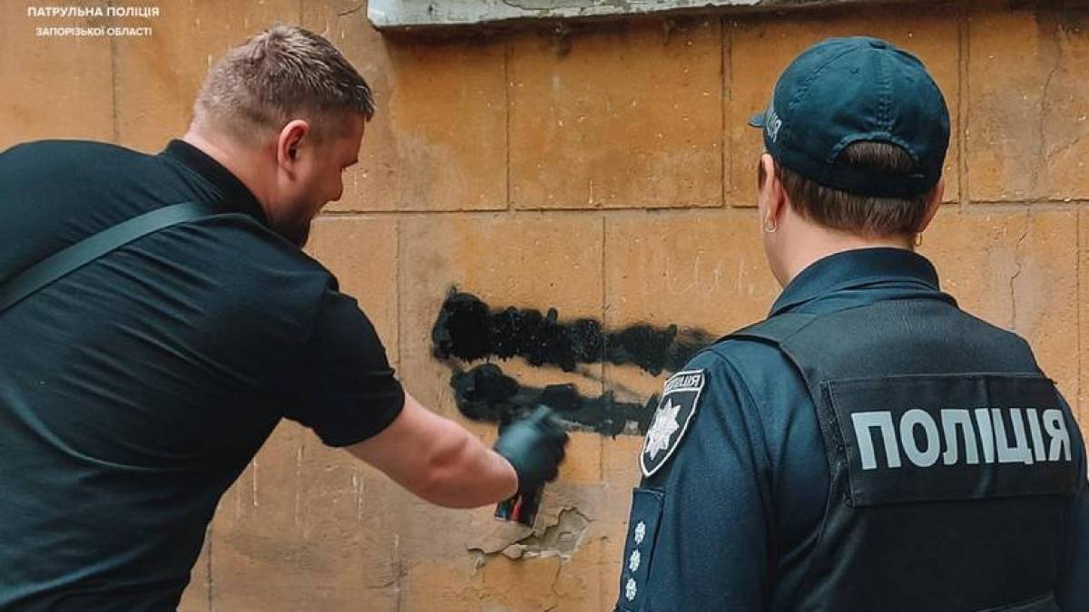 У Запоріжжі видаляють рекламу наркотиків зі стін  будинків