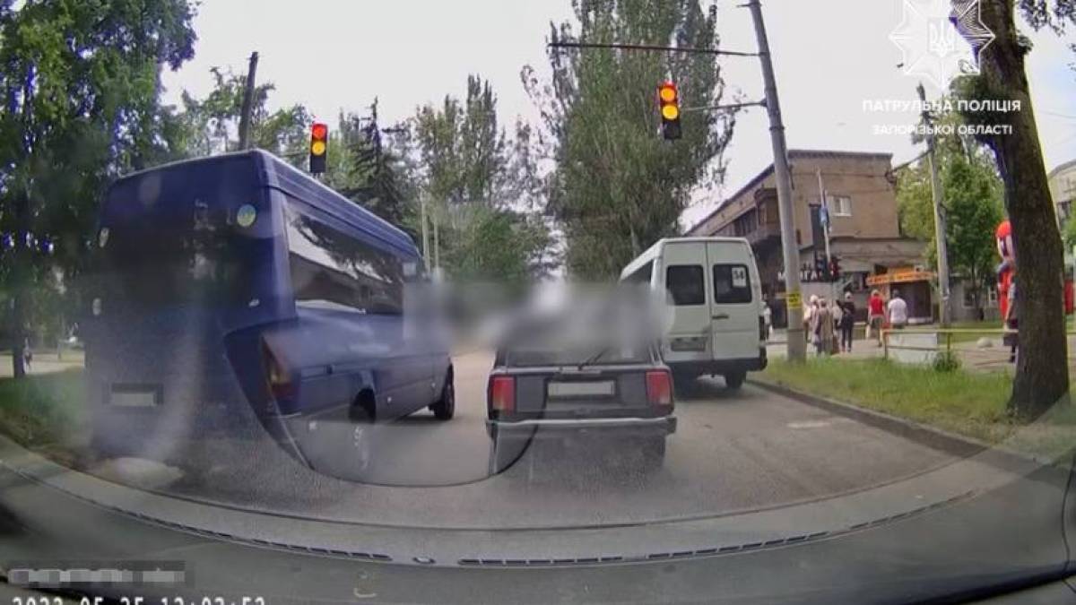 У Запоріжжі розшукали та покарали маршрутників, які не відреагували на заборонний сигнал світлофора