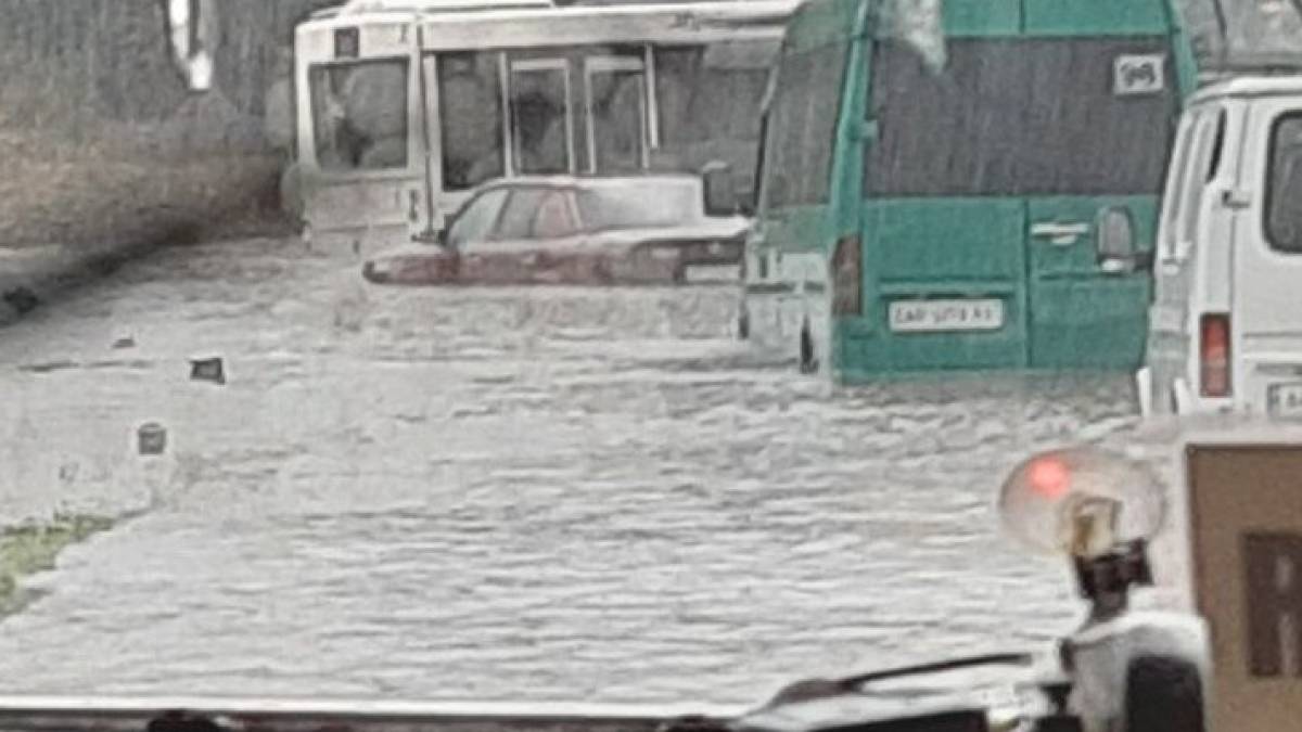 Запоріжжя тоне разом з автівками городян (фото)