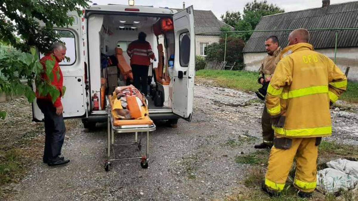 На Запоріжжі впала стіна приватного будинку і привалила літню жінку: вона госпіталізована