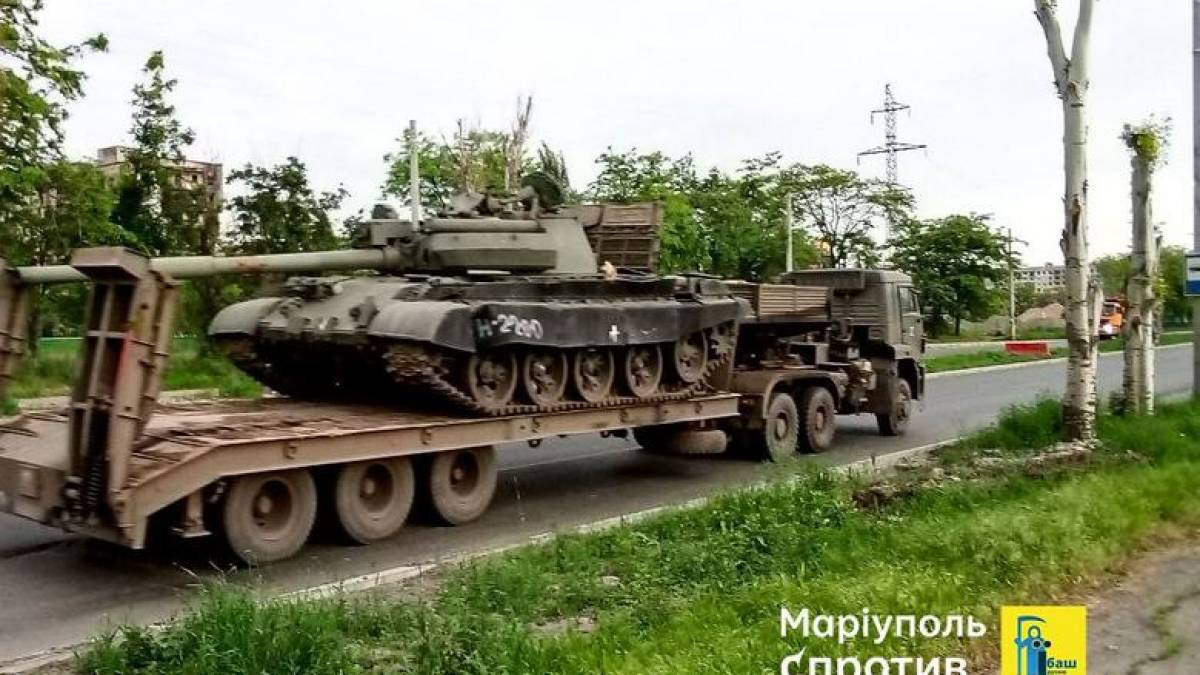 На Запорізький напрямок окупанти перекидають через Маріуполь танки та піхоту