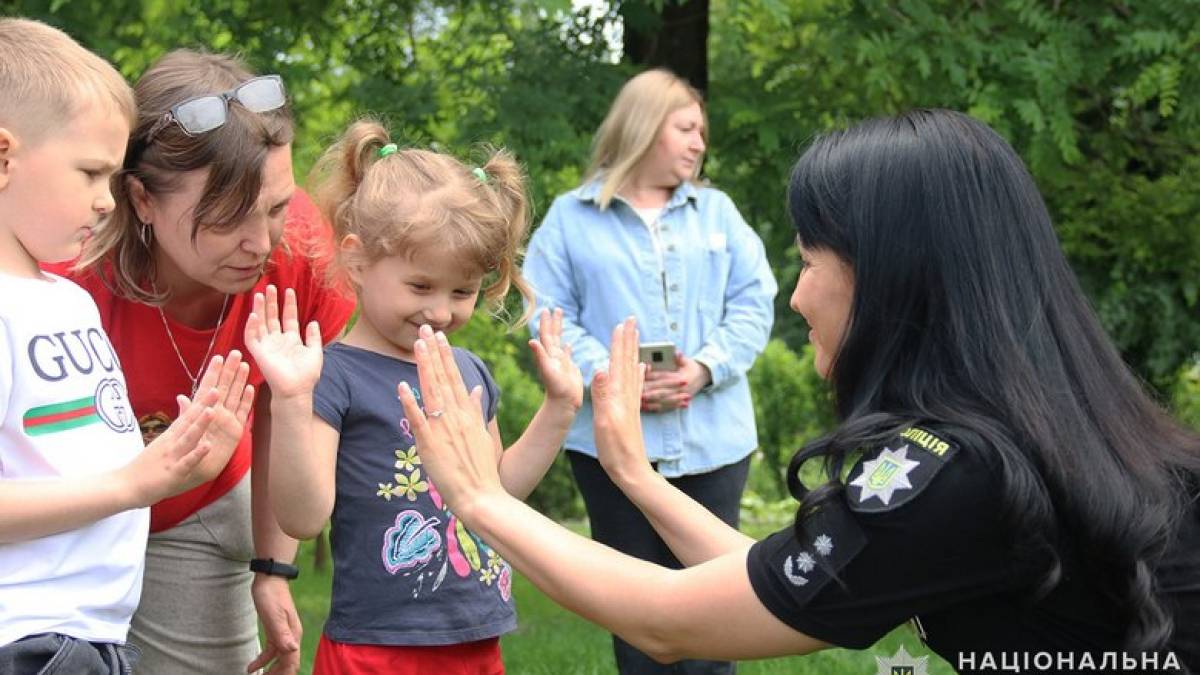 У Запоріжжі поліцейські разом з капеланським патрулем привітали діток-переселенців з днем захисту дітей