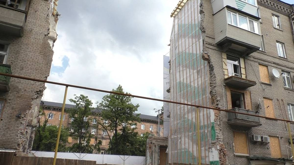У Запоріжжі почали відновлювати багатоверхівку, зруйновану російською ракетою