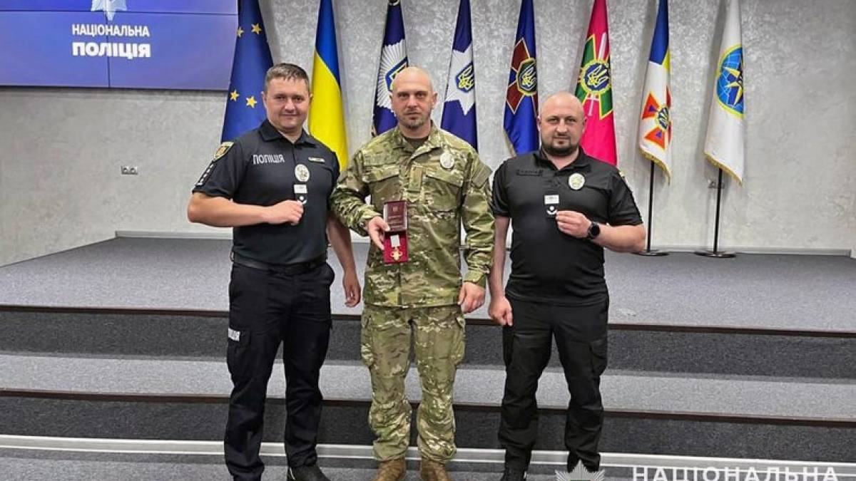 Поліцейський із Запоріжжя отримав медаль «За бездоганну службу», а двох його колег підвищено в званні