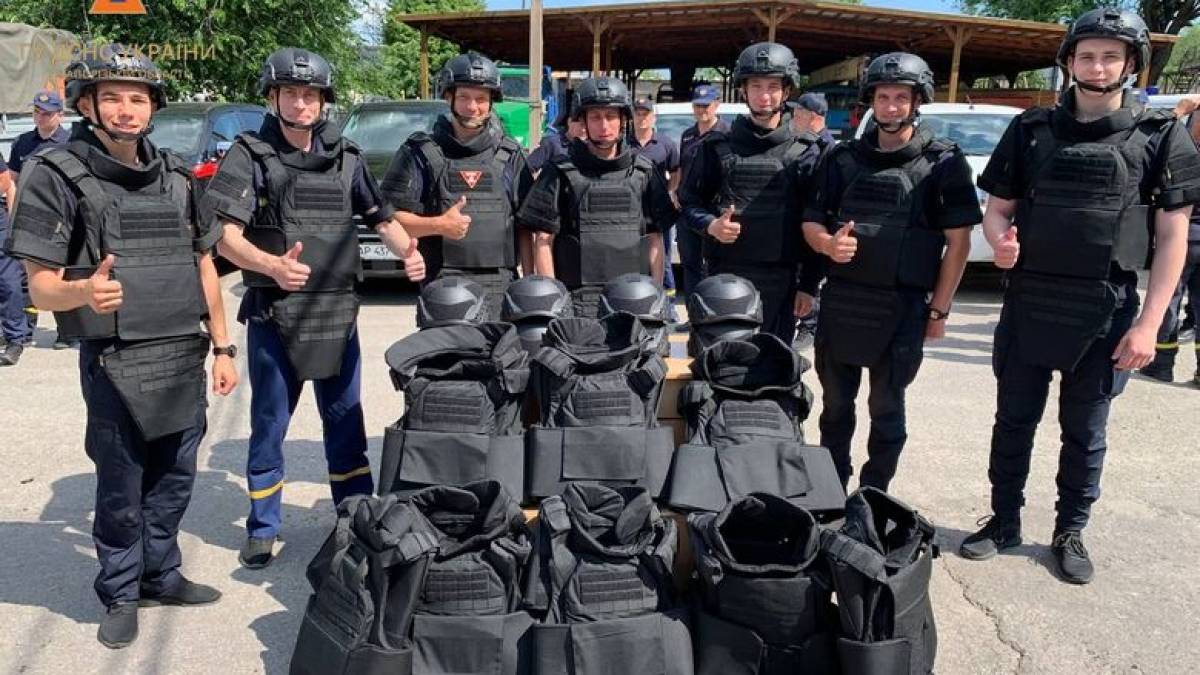 Запорізькі рятувальники отримали гуманітарну допомогу – бронежилети вищого класу захисту