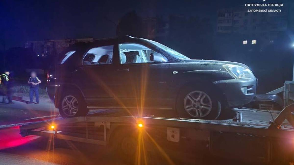 У Запоріжжі водій протаранив авто та наїхав на бордюр