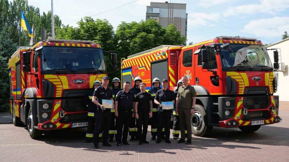 Для рятувальників з Бердянська придбали спецавтомобілі підвищеної прохідності Ford Trucks