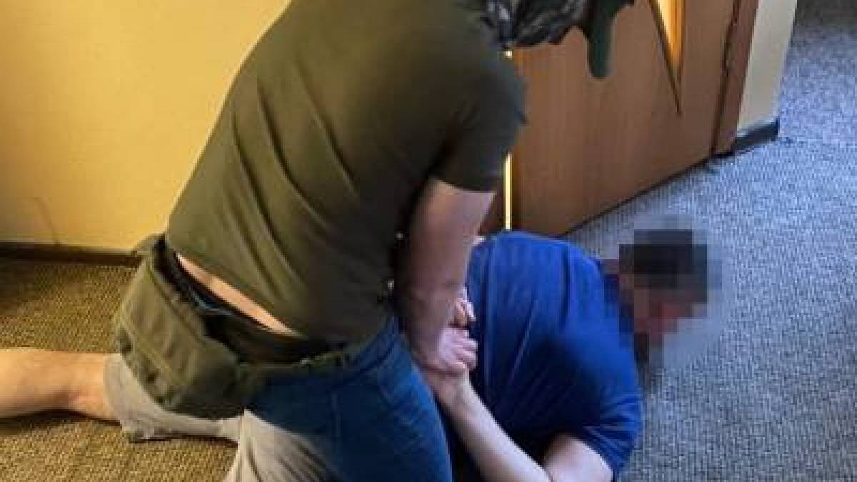Вибивали катуваннями з ув’язнених кошти: ДБР затримало екс-керівників колонії Бердянська (відео)