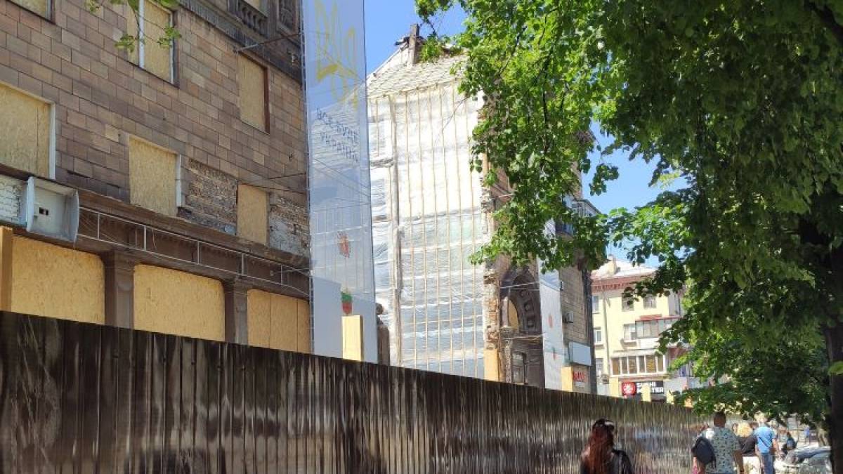 У Запоріжжі почалися роботи по відновленню багатоповерхівки, яка першою постраждала від російських ракет