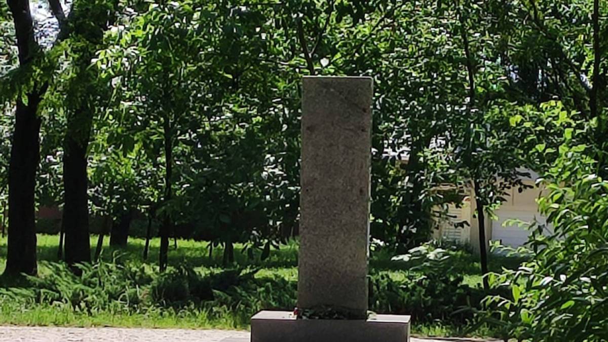 У Запоріжжі демонтували радянський памятник, який “заховався” у сквері (фото)