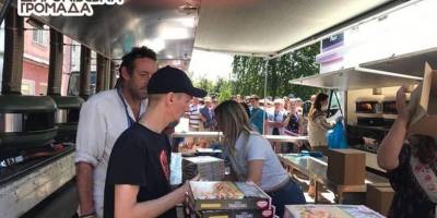 На Запоріжжі волонтери із Шотландії пригощали жителів громади запашною піцею