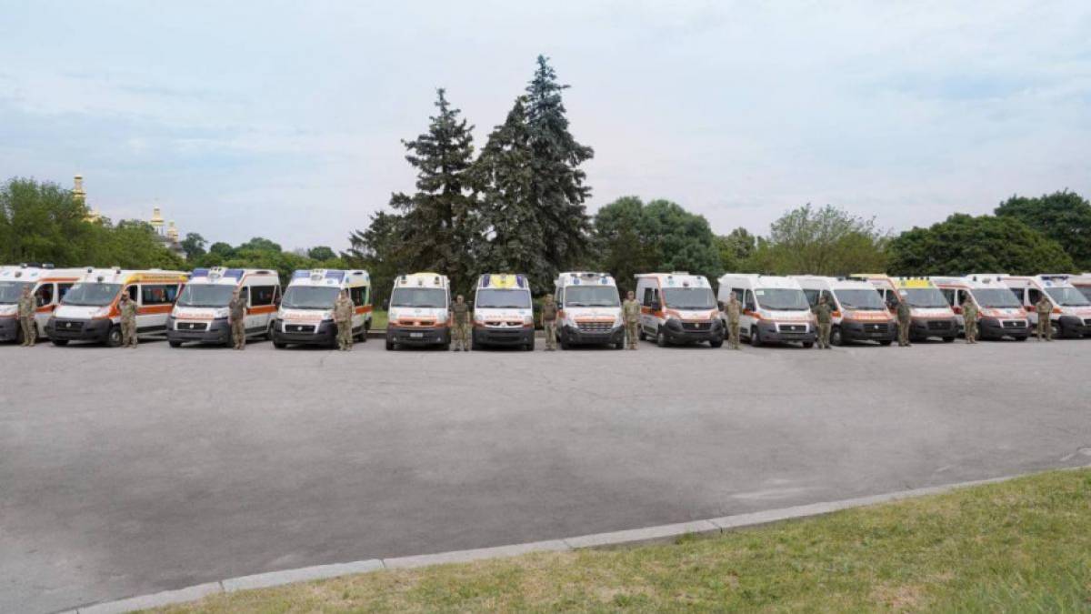 Медики ЗСУ отримали від «Сталевого фронту» 30 авто швидкої допомоги