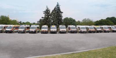 Медики ЗСУ отримали від “Сталевого фронту” 30 авто швидкої допомоги