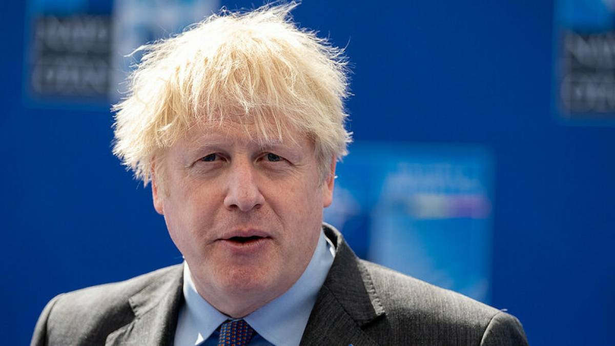 Экс-премьер Британии Джонсон уходит из парламента на фоне скандала с COVID-вечеринками