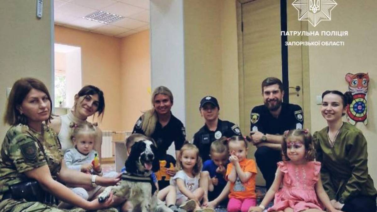 У Запоріжжі патрульні разом із собакою Нікою побували в гостях у дитячому центрі