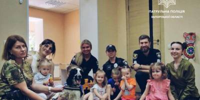 У Запоріжжі патрульні разом із собакою Нікою побували в гостях у дитячому центрі