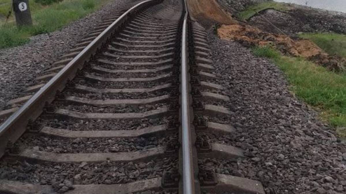 Підрив Каховської ГЕС призвів до просідання залізниці поблизу Нікополя: “УЗ” скасувала низку рейсів