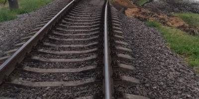 Підрив Каховської ГЕС призвів до просідання залізниці поблизу Нікополя: “УЗ” скасувала низку рейсів