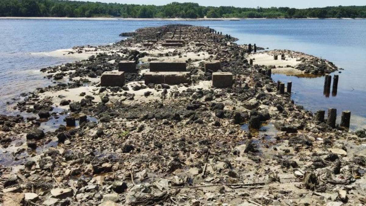 У Запоріжжі тепер можна побачити залишки мостів, які були під водою майже 70 років (фото)