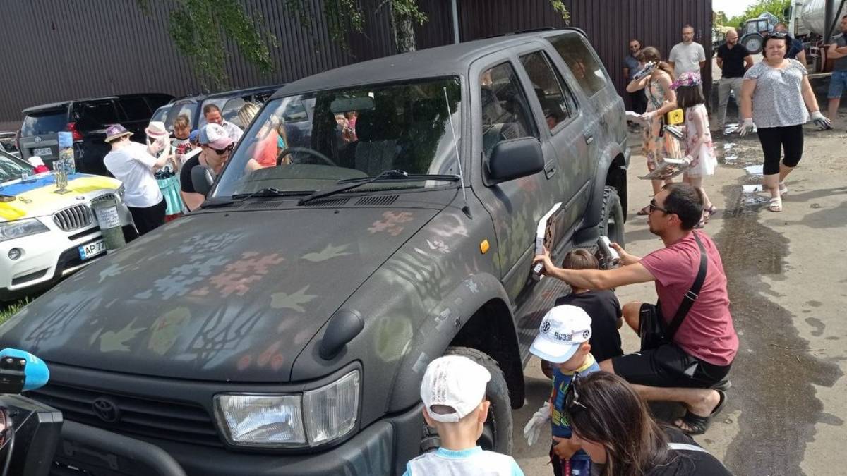 На Запоріжжі діти розфарбували позашляховик, який поїде на фронт (фото)