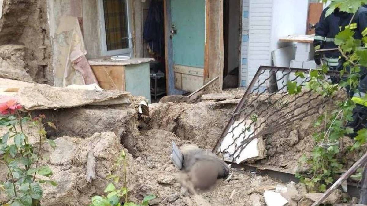 На Запоріжжі чоловіка привалила стіна, коли він укріплював фундамент власного будинку