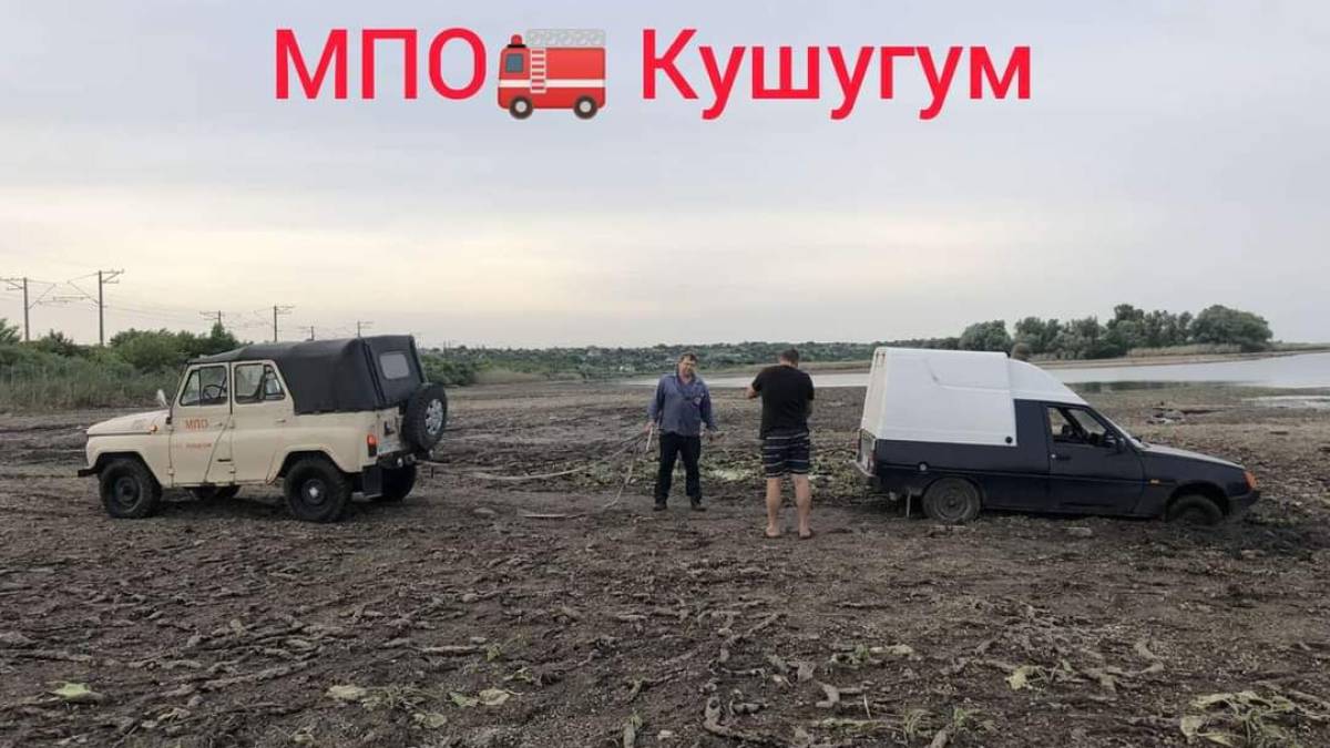 У громаді під Запоріжжям автівки застрягли в багнюці змілілої річки (фото)