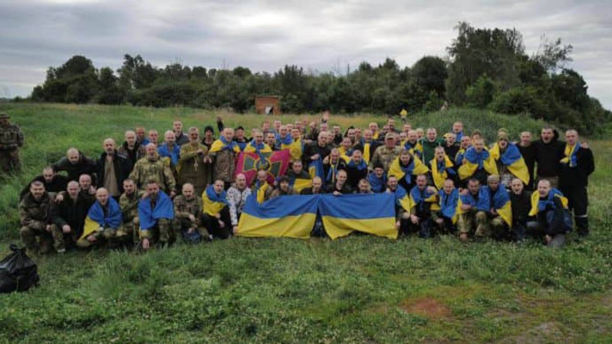 У межах обміну полоненими в Україну повернулися 95 осіб: із Маріуполя, з-під Бахмута, острова Зміїний